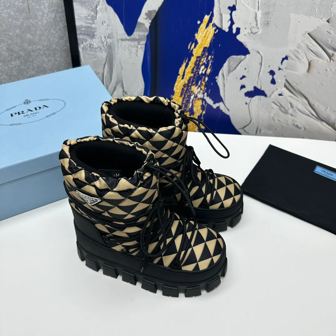 👟👟Ex-factory price 660👟👟 The highest version on the market, Prada's king style, snow boots, ski boots, chubby, so cute and cute →_→ From the Prada limited series, unique. Shiny nylon Oblique upper with criss-cross straps for an ideal fit. The boots are made of technical fabric and have a short-cut version. They can be worn in the city or in the mountains. They make the calves slimmer, taller, warmer and have a concave shape. The boots and soles use the original waterproof effect. The size is 35-40. 41Customized